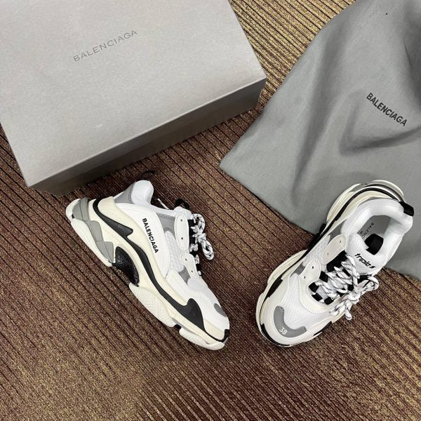 balenciaga ayakkabi triple s beyaz gr siyah logo yazili
