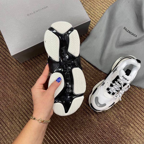 balenciaga ayakkabi triple s beyaz gr siyah logo yazili