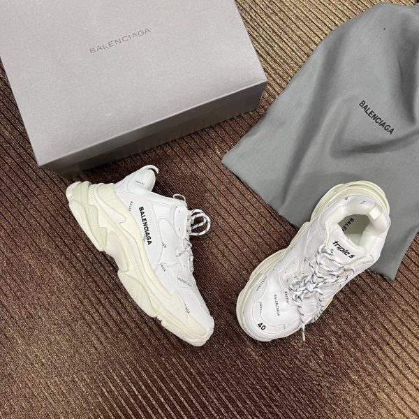 balenciaga ayakkabi triple s beyaz logo yazili