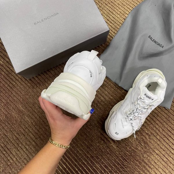 balenciaga ayakkabi triple s beyaz logo yazili