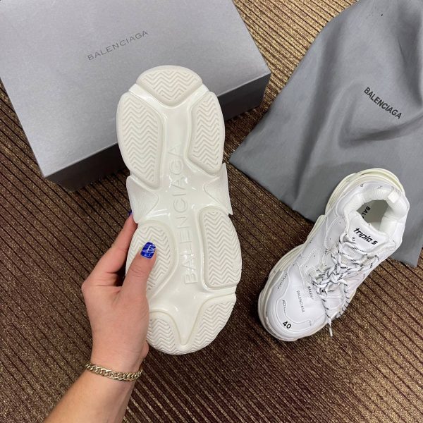 balenciaga ayakkabi triple s beyaz logo yazili
