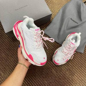 balenciaga ayakkabi triple s beyaz pembe logo yazili