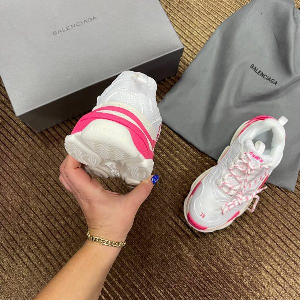 balenciaga ayakkabi triple s beyaz pembe logo yazili