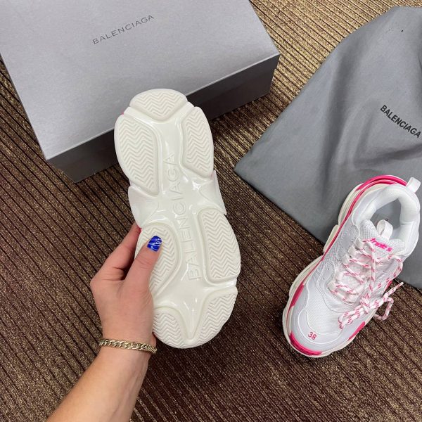 balenciaga ayakkabi triple s beyaz pembe logo yazili