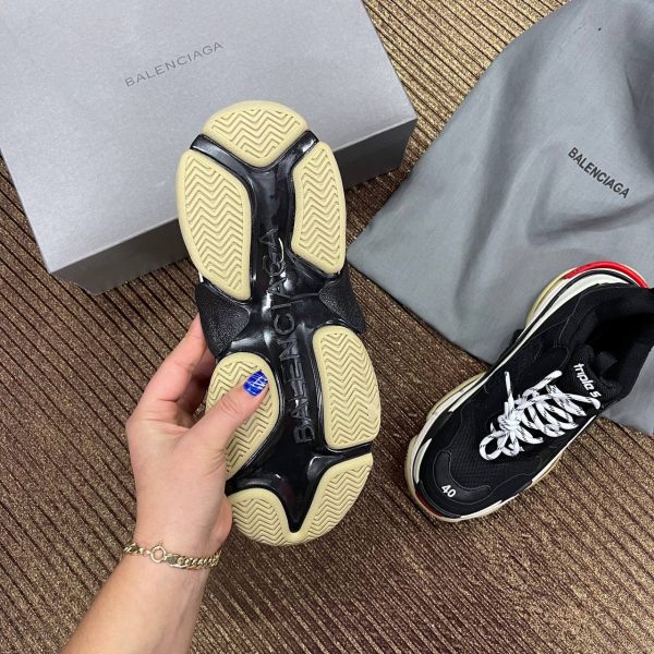 balenciaga ayakkabi triple s beyaz siyah kirmizi