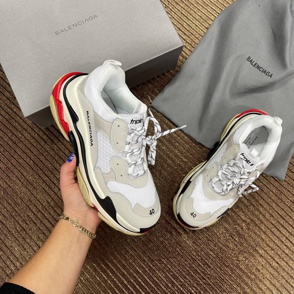 balenciaga ayakkabi triple s beyaz siyah logo yazili