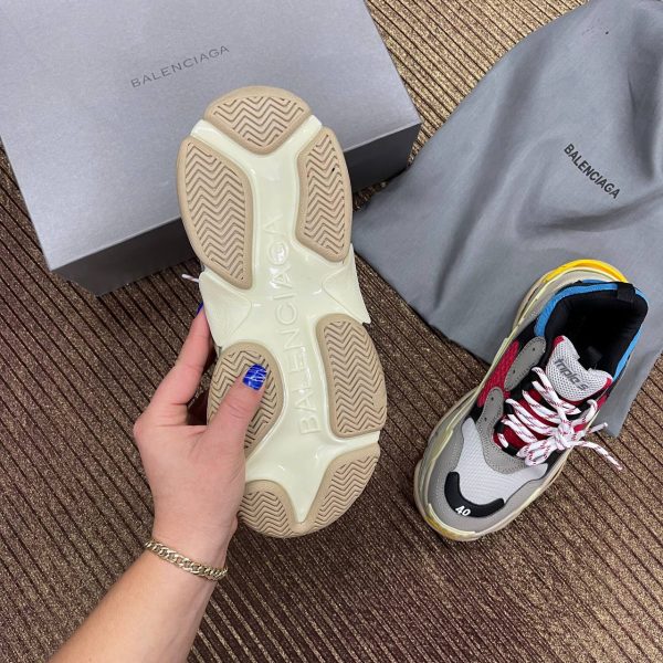 balenciaga ayakkabi triple s erkek gri vizon kirmizi