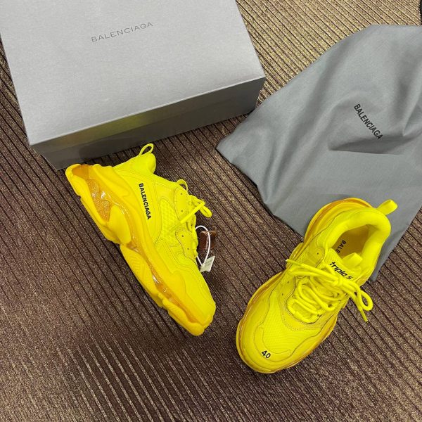 balenciaga ayakkabi triple s sari seffaf taban