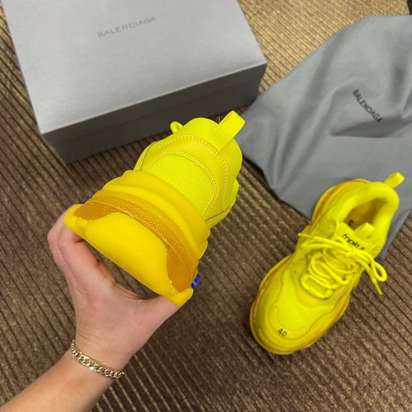 balenciaga ayakkabi triple s sari seffaf taban