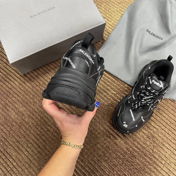 balenciaga ayakkabi triple s siyah logo yazili