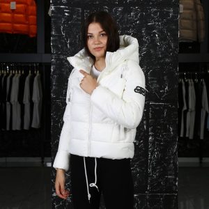balenciaga mont beyaz arkasi yazili kapusonlu