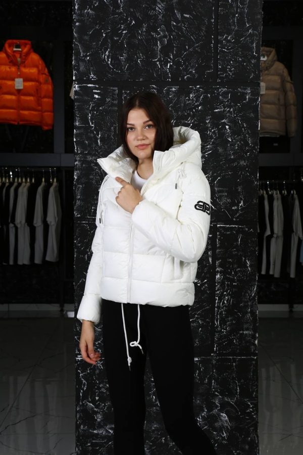 balenciaga mont beyaz arkasi yazili kapusonlu