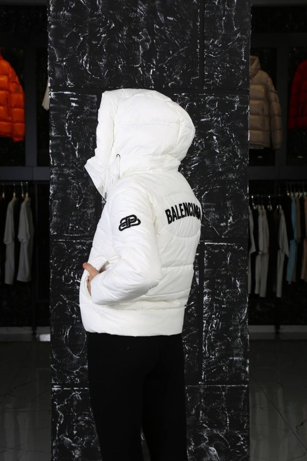 balenciaga mont beyaz arkasi yazili kapusonlu