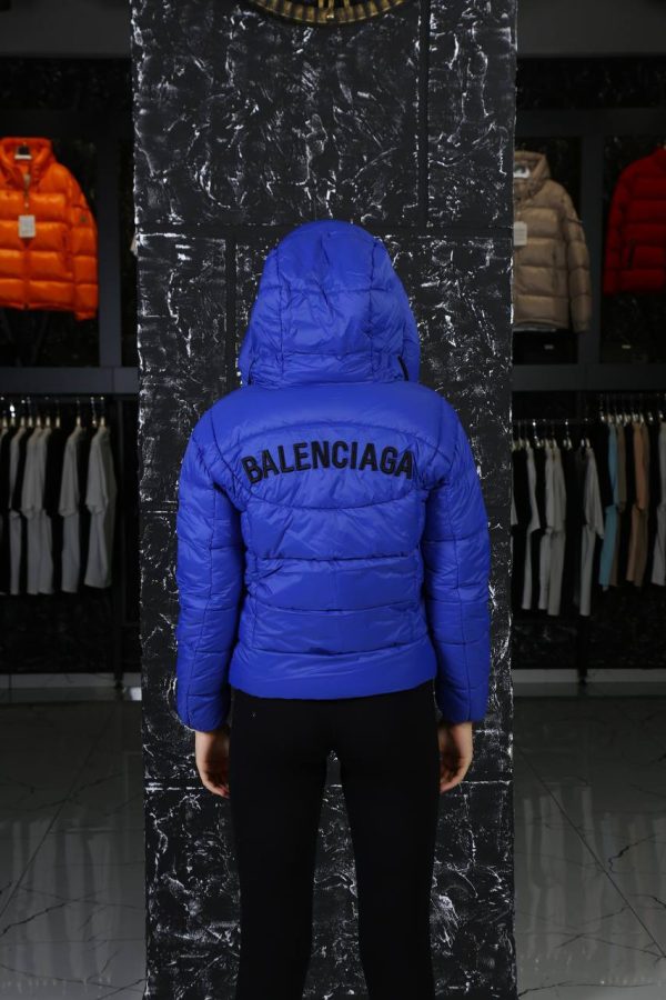 balenciaga mont mavi arkasi yazili kapusonlu