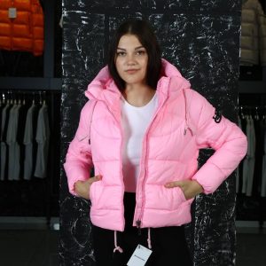 balenciaga mont pembe arkasi yazili kapusonlu
