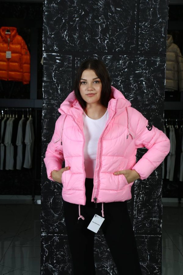 balenciaga mont pembe arkasi yazili kapusonlu