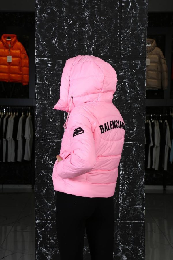 balenciaga mont pembe arkasi yazili kapusonlu