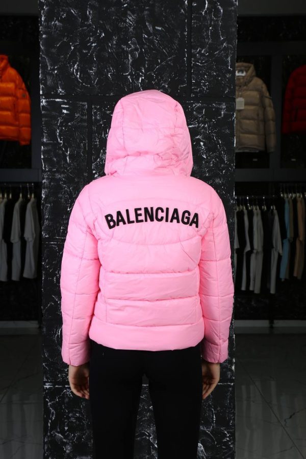 balenciaga mont pembe arkasi yazili kapusonlu