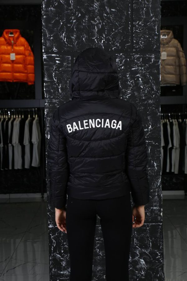 balenciaga mont siyah arkasi yazili kapusonlu