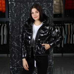 balenciaga mont siyah parlak arkasi yazili kapusonlu