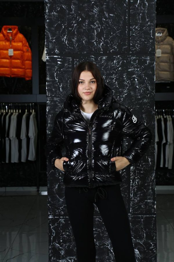 balenciaga mont siyah parlak arkasi yazili kapusonlu