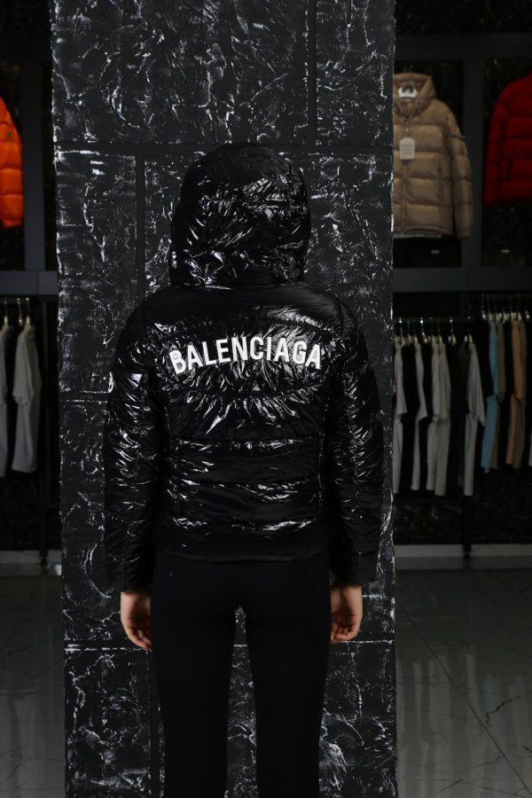 balenciaga mont siyah parlak arkasi yazili kapusonlu