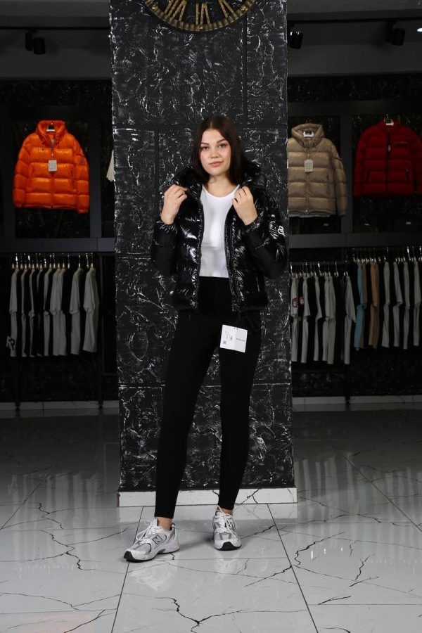 balenciaga mont siyah parlak arkasi yazili kapusonlu
