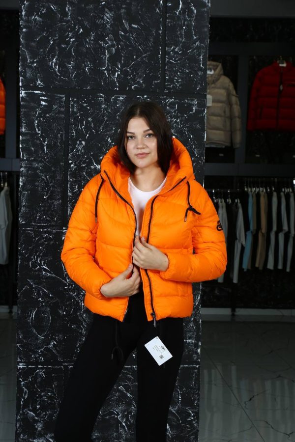 balenciaga mont turuncu arkasi yazili kapusonlu