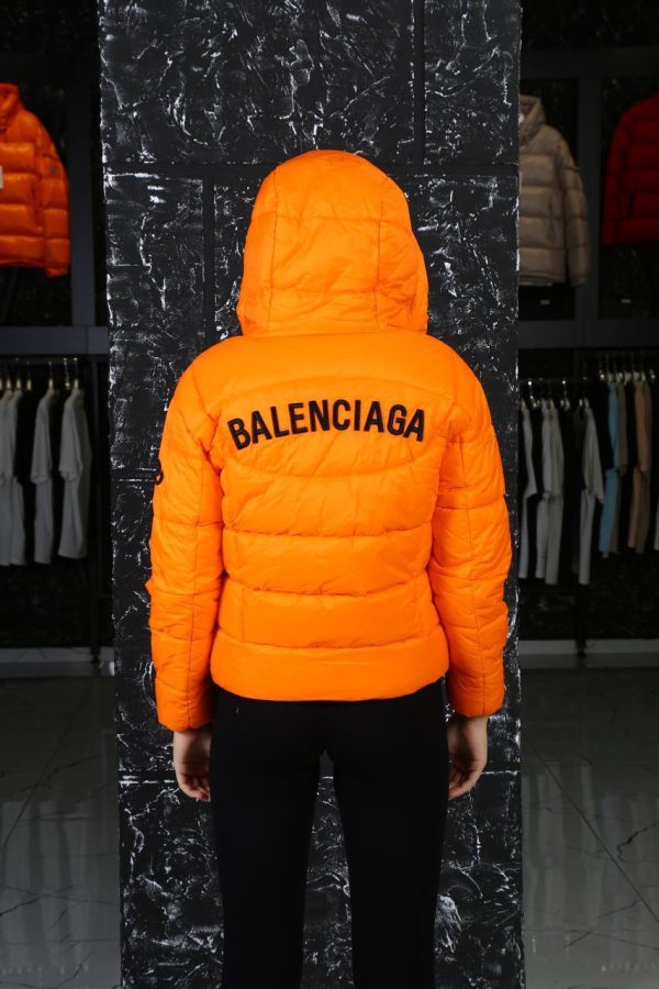 balenciaga mont turuncu arkasi yazili kapusonlu