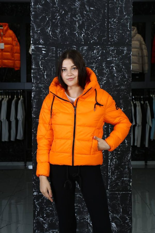 balenciaga mont turuncu arkasi yazili kapusonlu