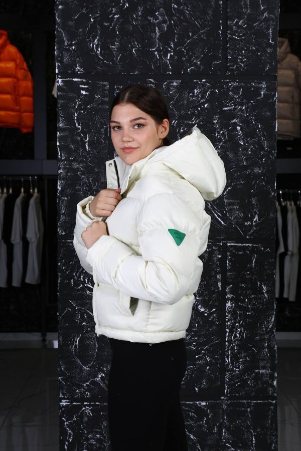 bottega veneta mont beyaz classic arkasi yazili kapusonlu