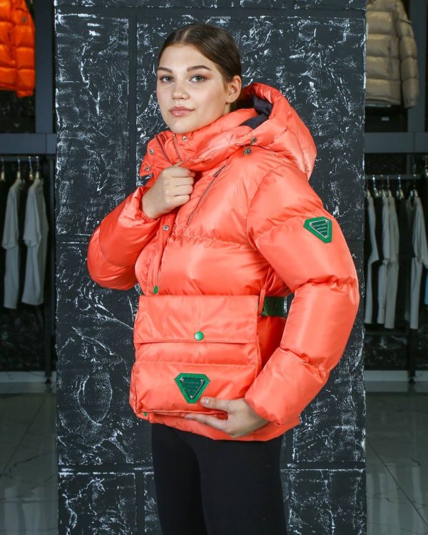 bottega veneta mont turuncu kemerli canta detayli kapusonlu