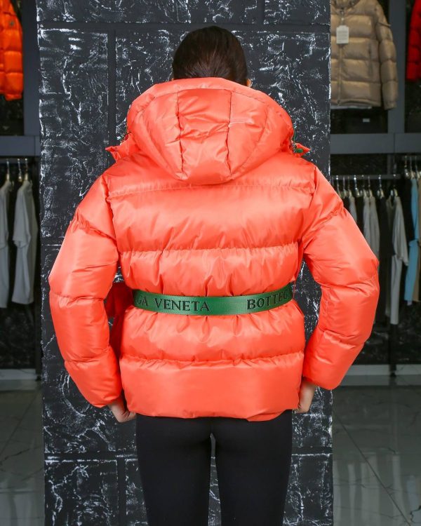 bottega veneta mont turuncu kemerli canta detayli kapusonlu