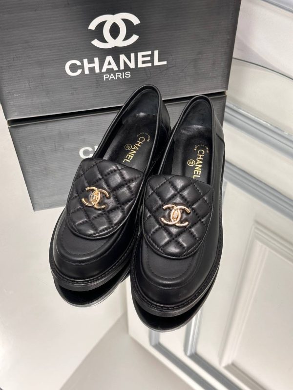 chanel ayakkabi loafer siyah rugan gold aksesuarli