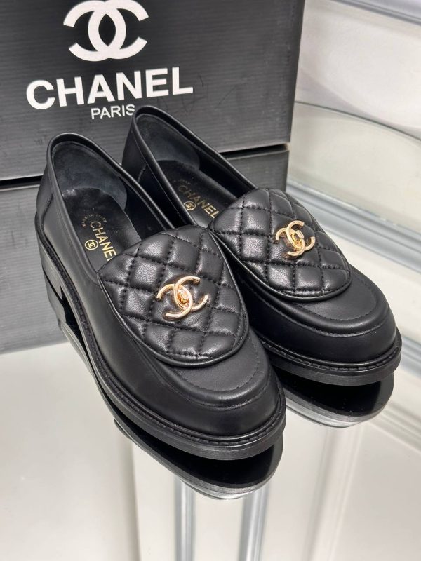 chanel ayakkabi loafer siyah rugan gold aksesuarli