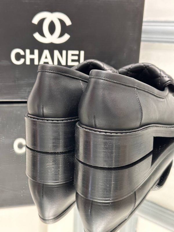 chanel ayakkabi loafer siyah rugan gold aksesuarli