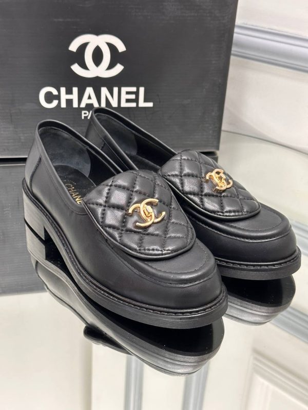 chanel ayakkabi loafer siyah rugan gold aksesuarli