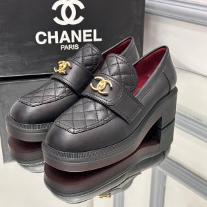 chanel ayakkabi loafer siyah yuksek taban gold aksesuar