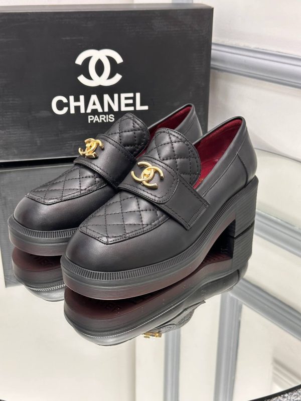 chanel ayakkabi loafer siyah yuksek taban gold aksesuar