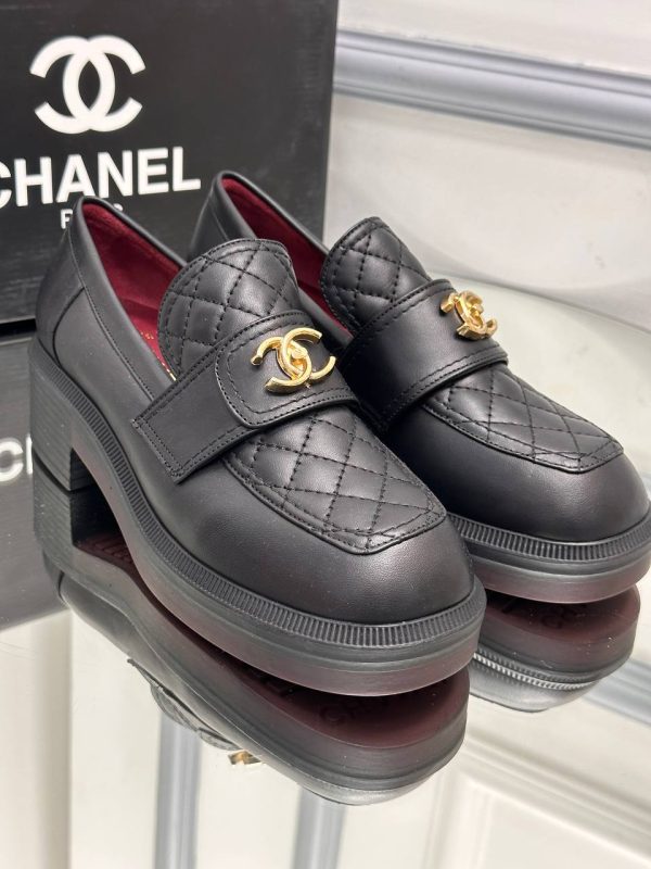 chanel ayakkabi loafer siyah yuksek taban gold aksesuar
