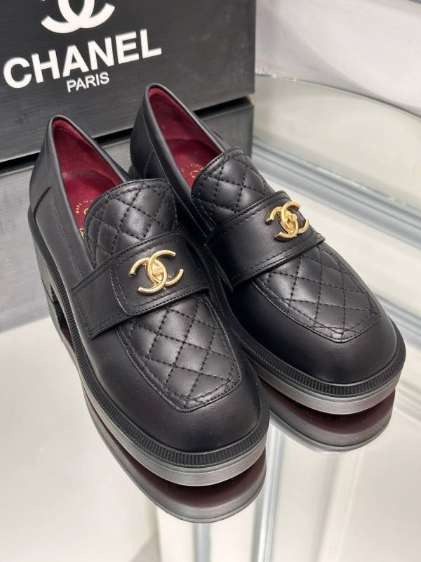 chanel ayakkabi loafer siyah yuksek taban gold aksesuar