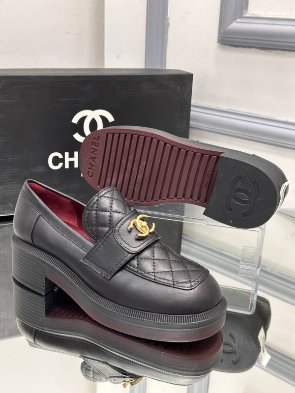 chanel ayakkabi loafer siyah yuksek taban gold aksesuar