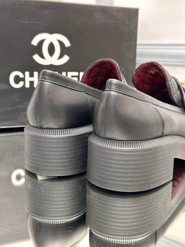 chanel ayakkabi loafer siyah yuksek taban gold aksesuar