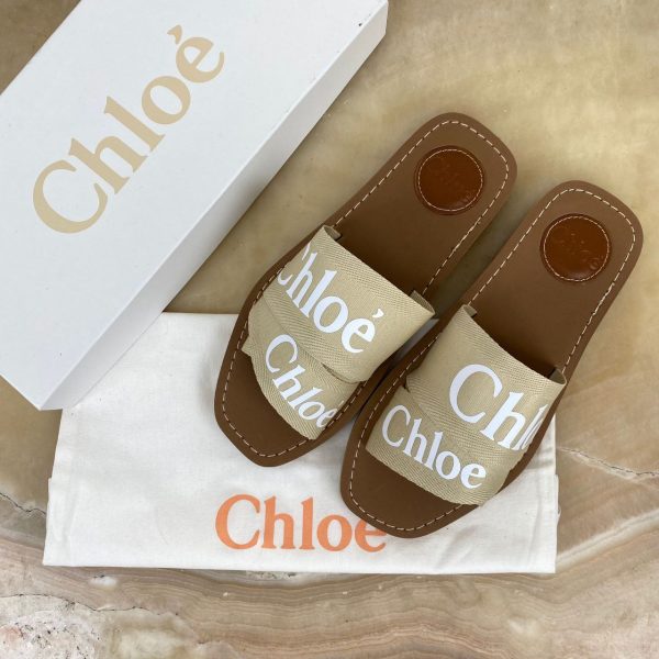 chloe terlik bej beyaz yazili woody logo