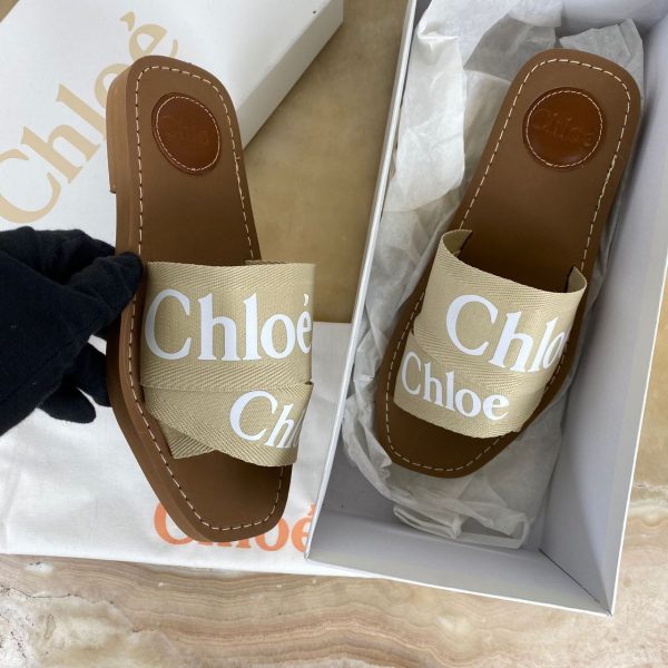 chloe terlik bej beyaz yazili woody logo