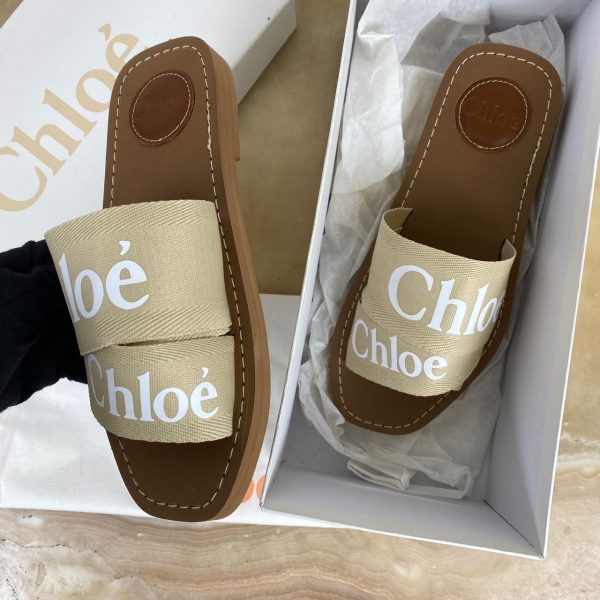 chloe terlik bej beyaz yazili woody logo