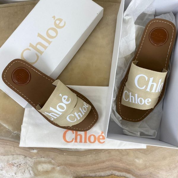 chloe terlik bej beyaz yazili woody logo