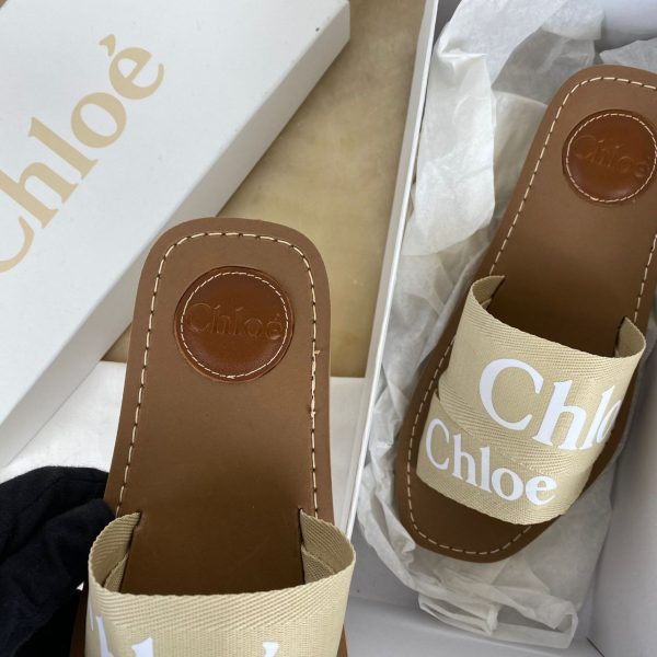 chloe terlik bej beyaz yazili woody logo