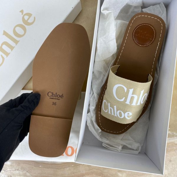 chloe terlik bej beyaz yazili woody logo