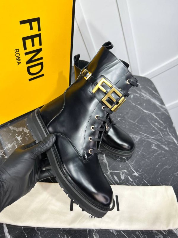 fendi ayakkabi bot grafi siyah logo